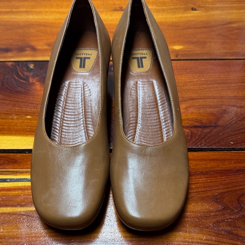 Trotters Brown Leather Flats SB4